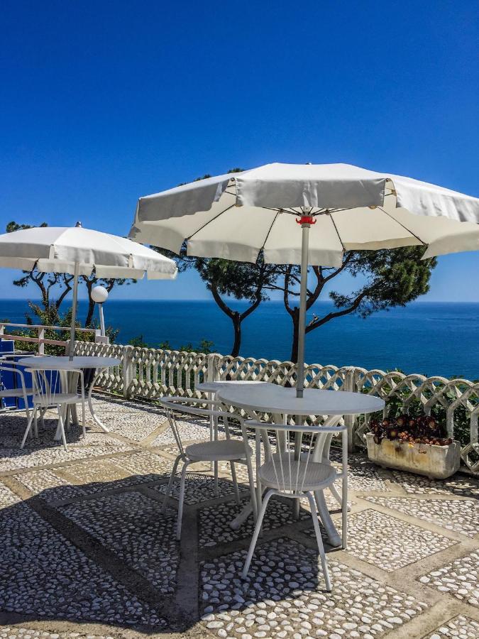 Sea View Sirolo Di Amedeo Bed & Breakfast Exterior photo